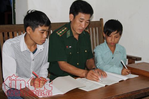 Hình ảnh cảm động về chiến sĩ quân hàm xanh '4 cùng' giúp dân ảnh 6
